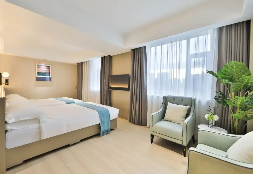Holiday Inn Golden Hyatt (Yanji Yanbian University Department Store)