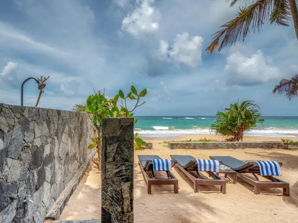 Blue Parrot Beach Villa with privat swimming pool