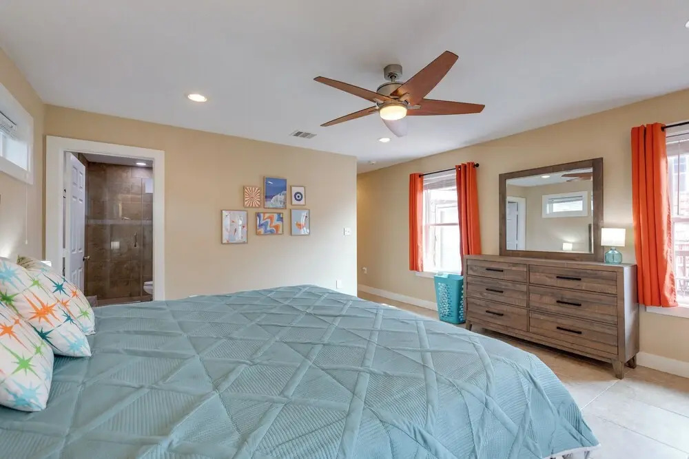 Near Beach & Attractions: Home in Galveston!
