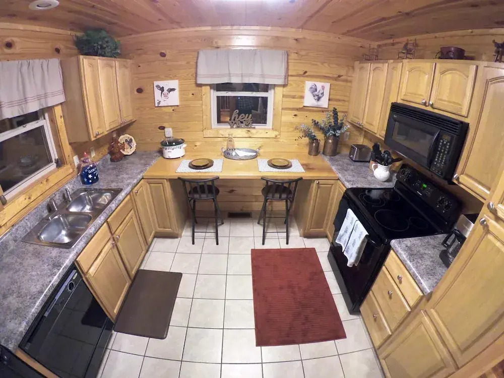 Beautiful Cabin w hot tub Sauna Pool Table