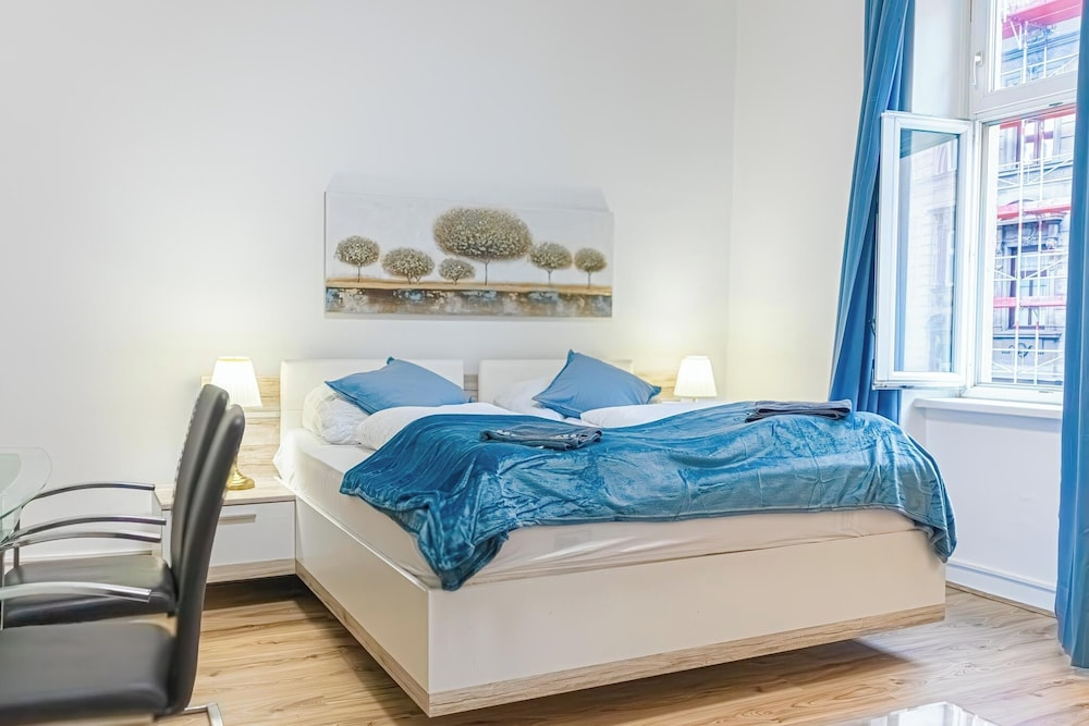 Elegant 2BR Apt Steps from Westbahnhof