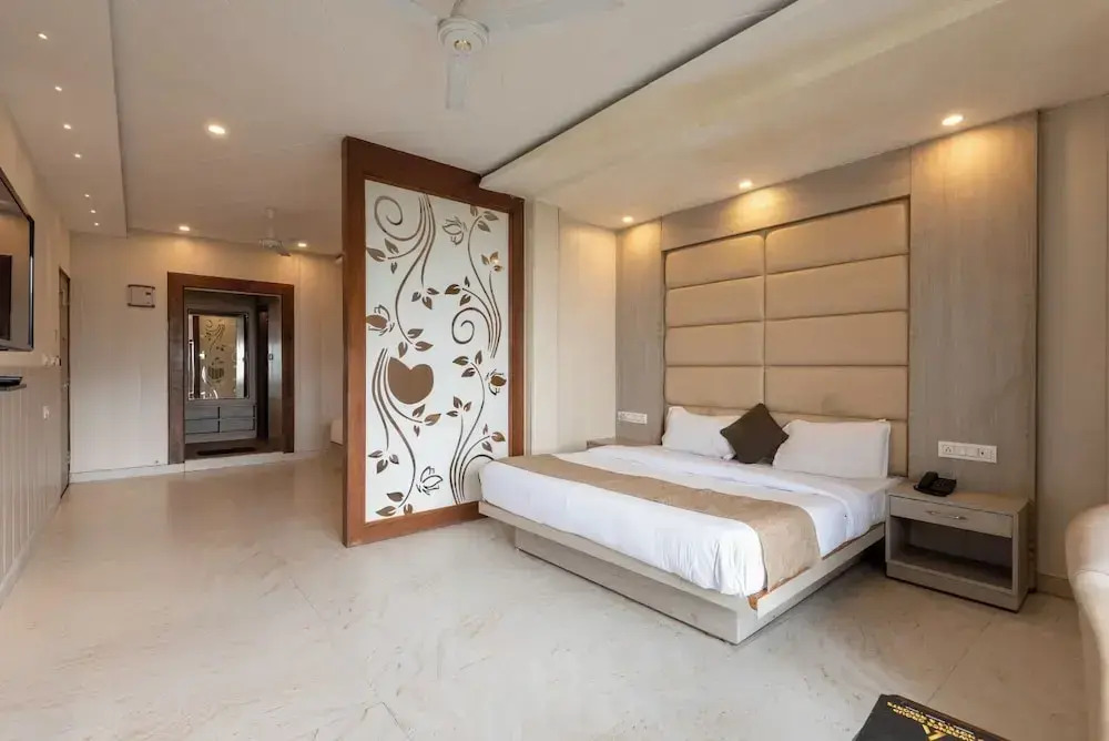 Shining hills by Lawrence Hotels