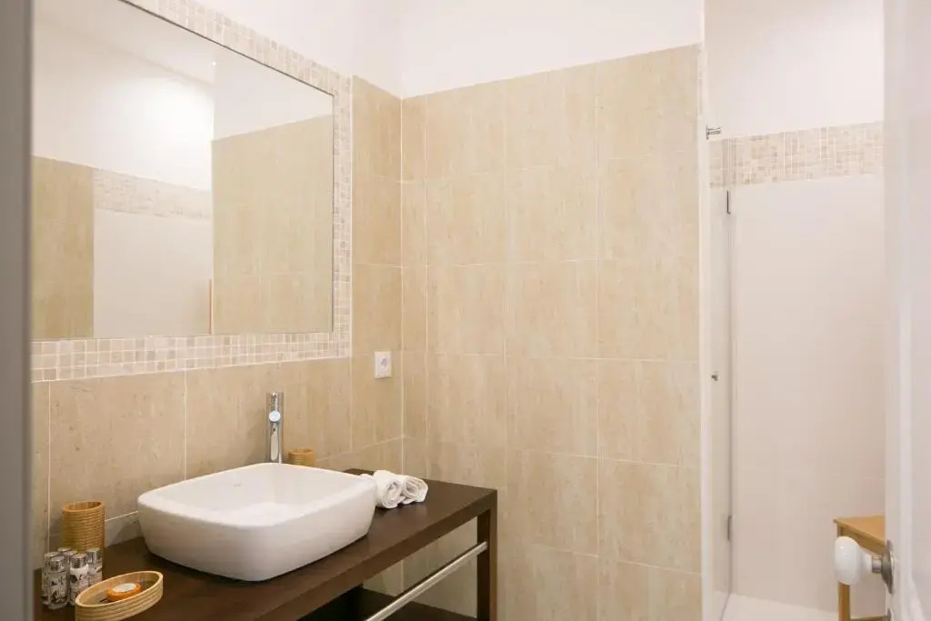 Trendy and Super Central Apartment 21 by Lisbonne Collection