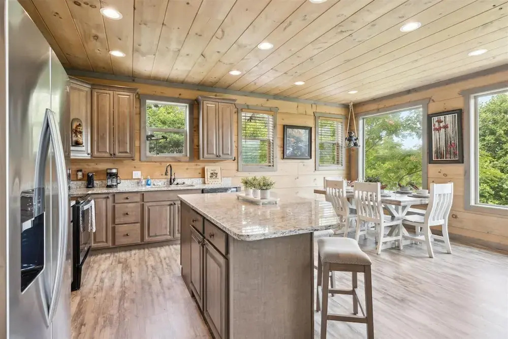 Gorgeous Cabin w Hot Tub Firepit Gameroom