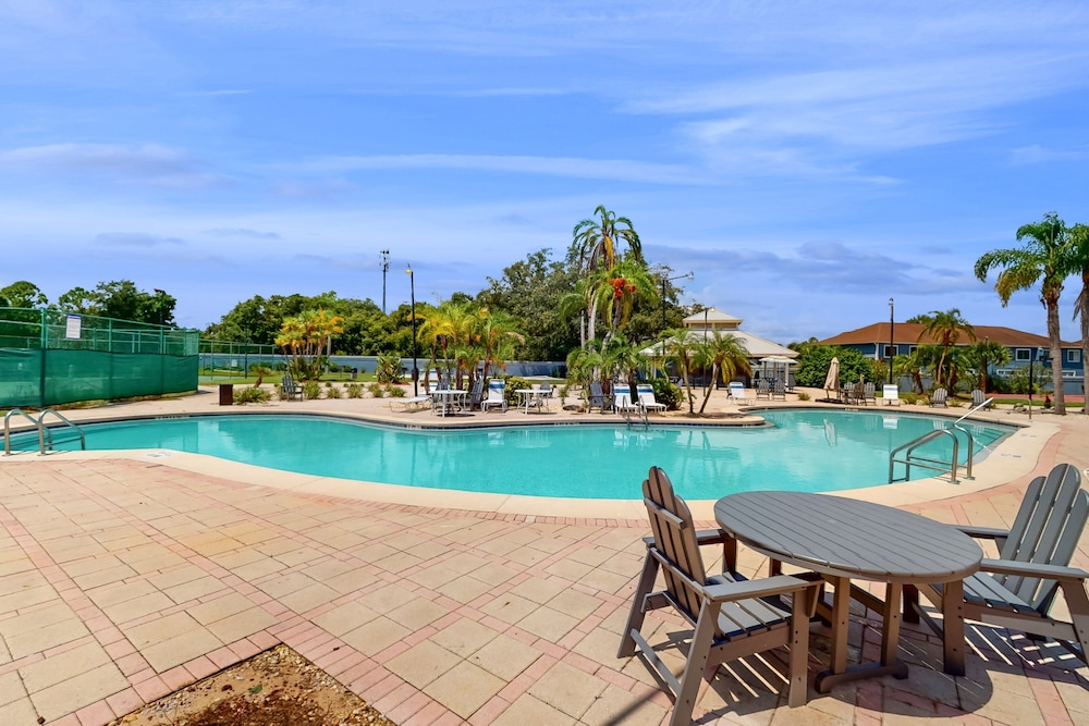 Comfortable Townhome Near Disney With Athletic Courts & Pool Access, Patio, & AC