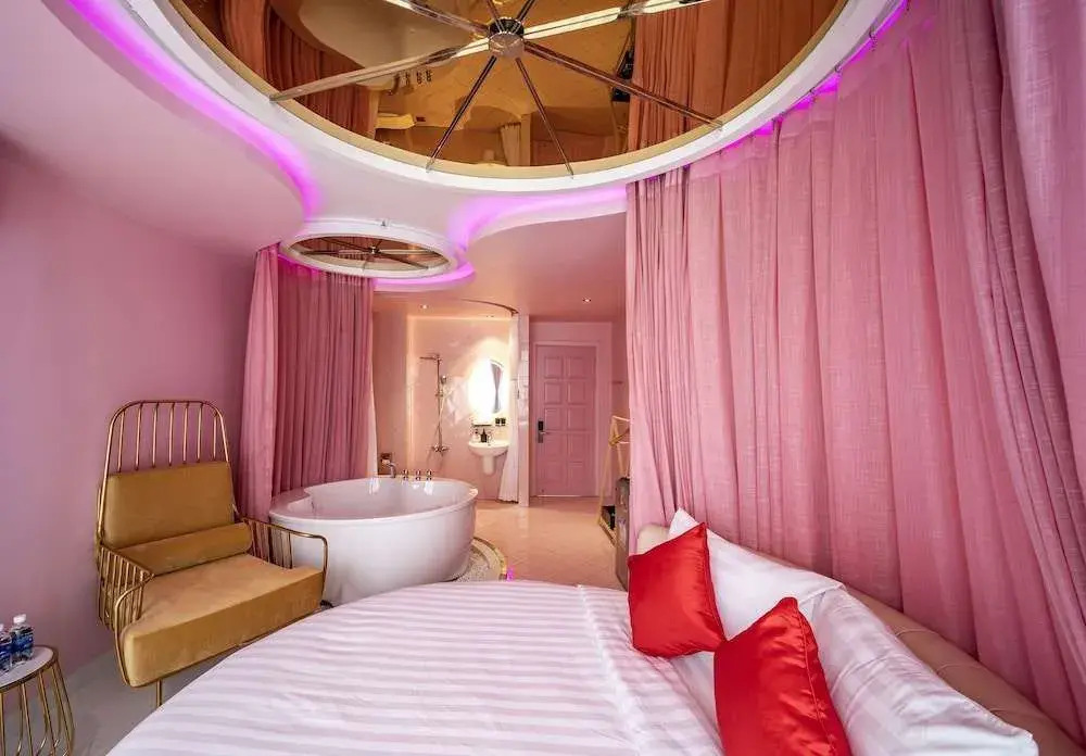 Me Gustas - Love Hotel