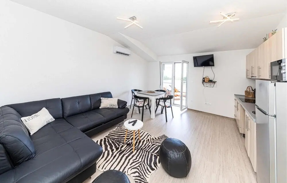 Beautiful Apartment in Kastel Luksic With 1 Bedrooms and Wifi
