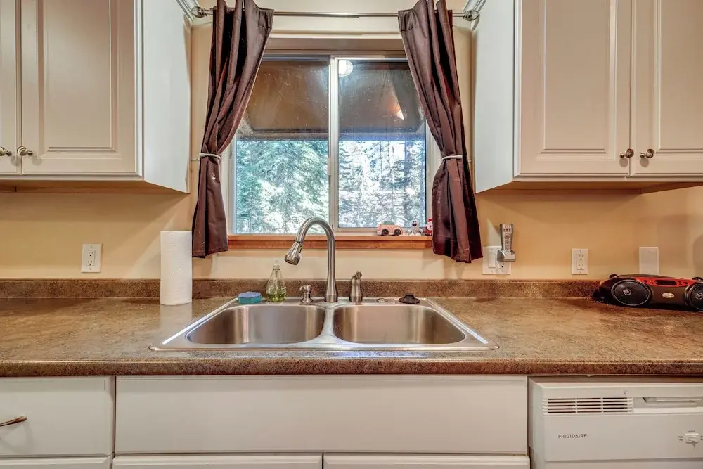 Near Slopes, Donner Lake & Trails! Woodsy Retreat