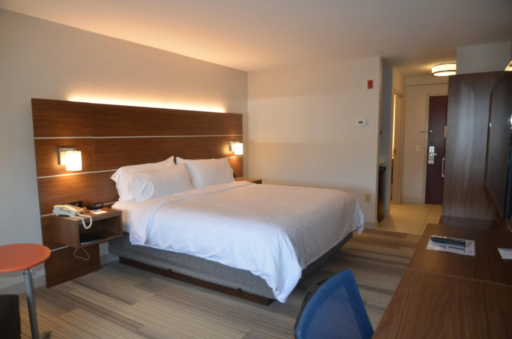 Holiday Inn Express & Suites Rochester by IHG