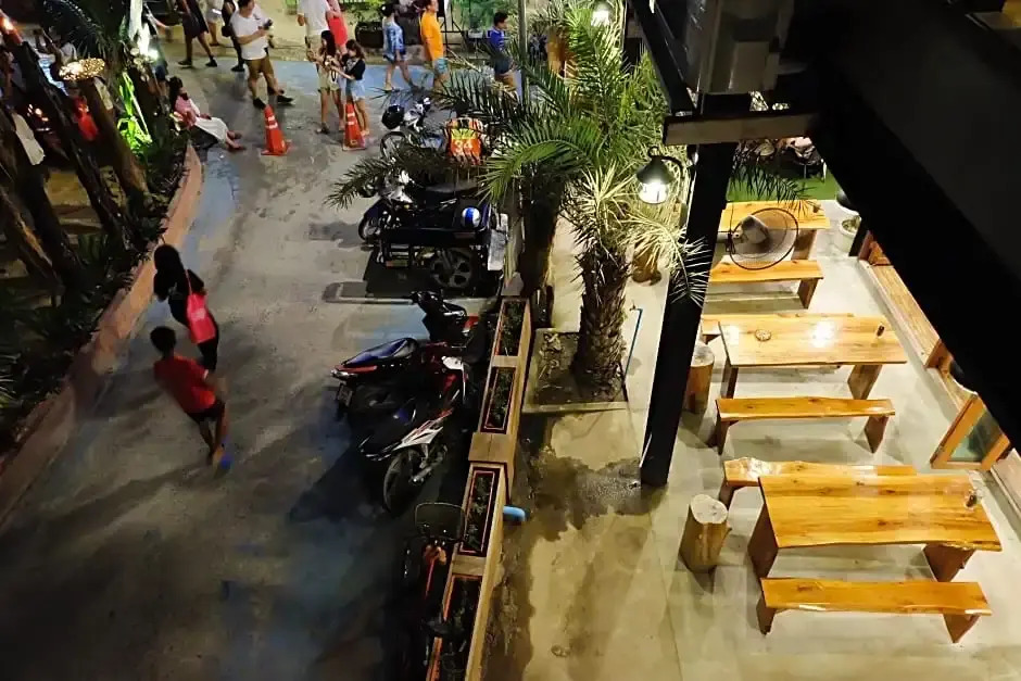 Bloom Cafe & Hostel
