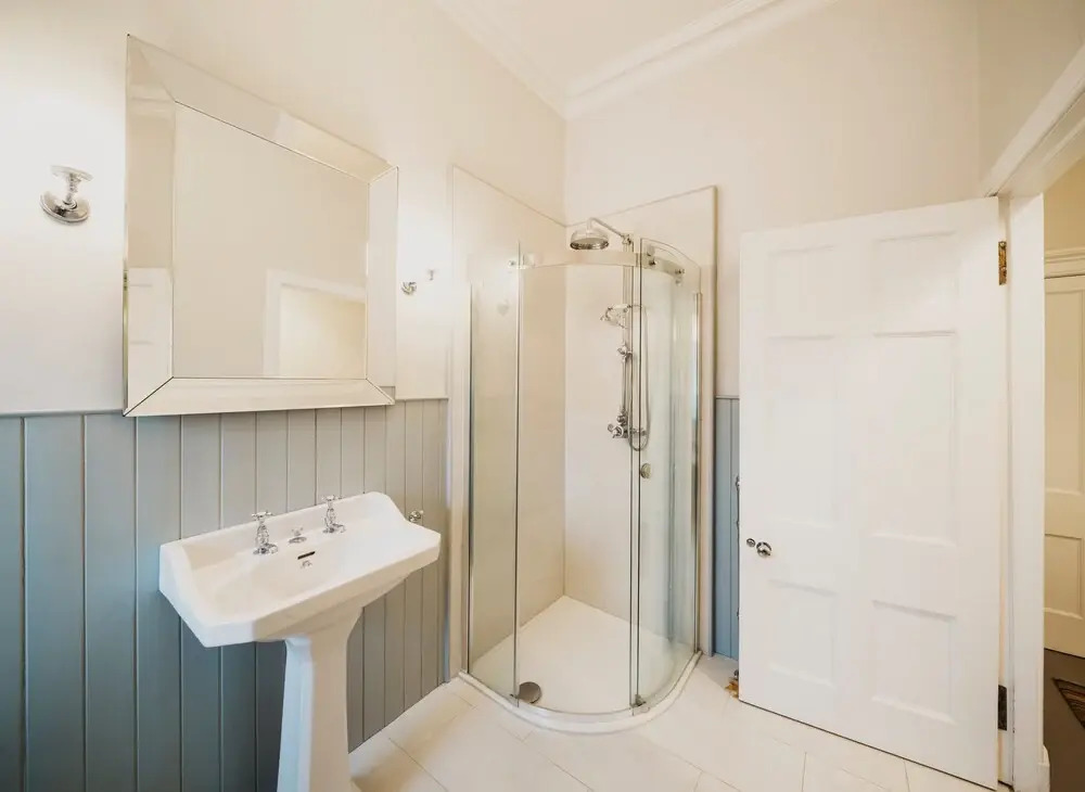 Beautiful 3 Bedroom Georgian Townhouse With Parking