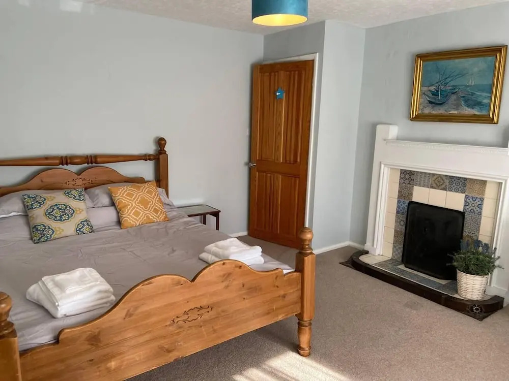 3 Bedroom Cottage, Sleeps 5 Village Location