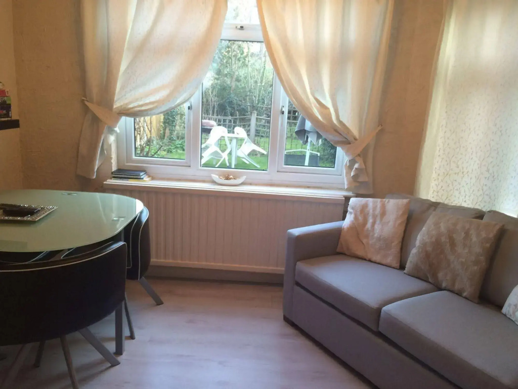 Wimbledon Town Centre Garden Apartment with private parking - Sleeps 5