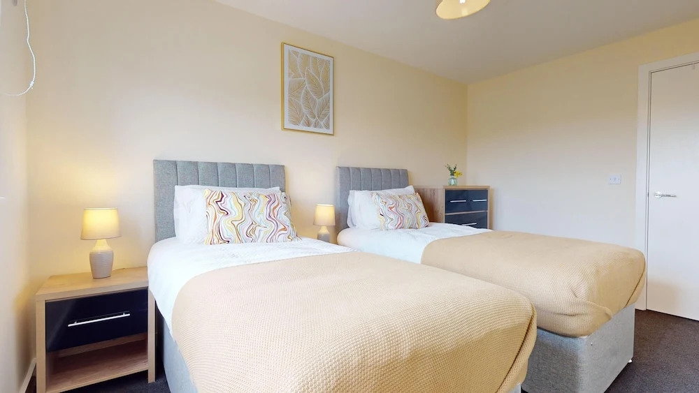 Basildon - 2 Bed Flat - Sleeps 5 - Near Station