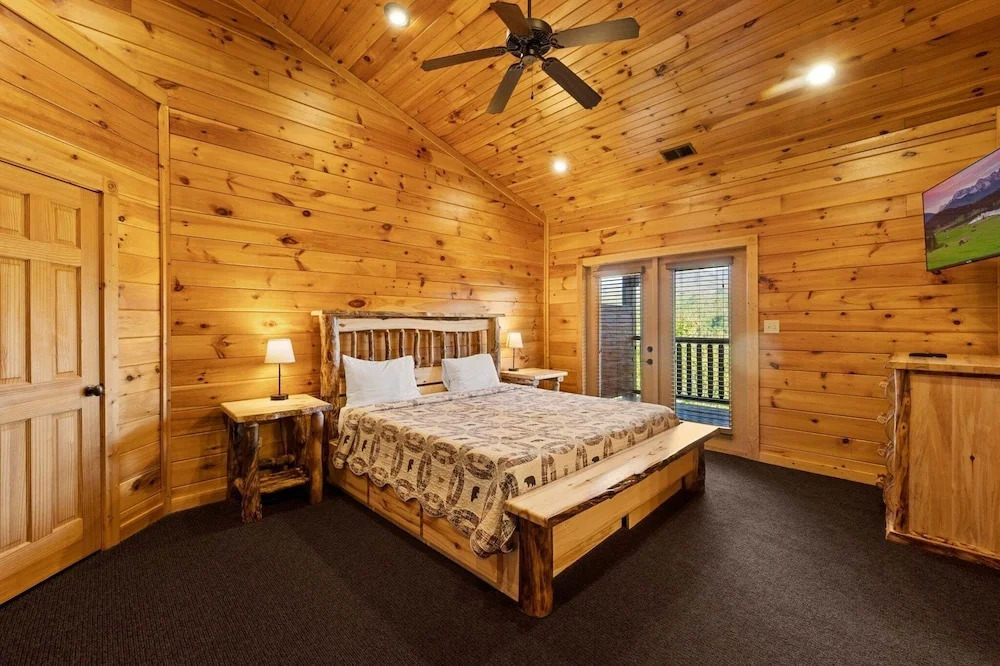 Gatlinburg Mountain Lodge 5 Bedroom Cabin