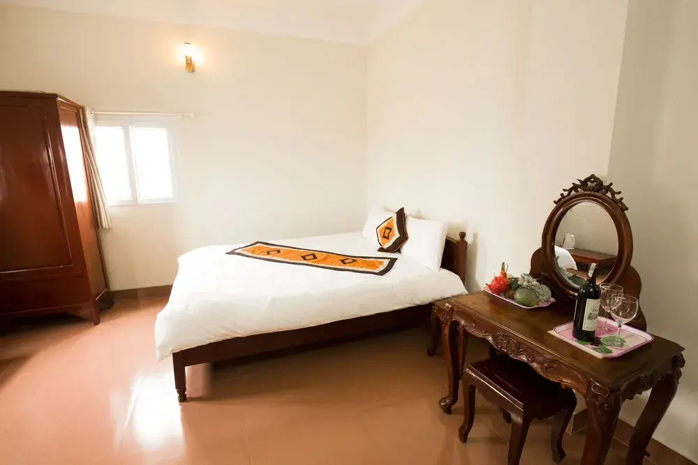 Ho Sen Xanh Hotel