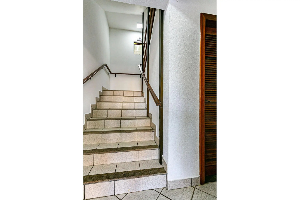 Apto com sacada e churrasq 260m Praia Brava COI302