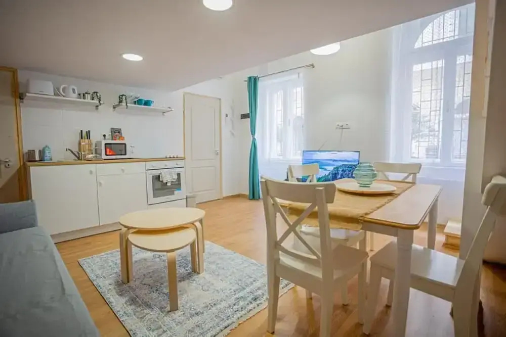 Boutique apartment in the party street