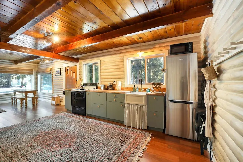 Augies Authentic Log Cabin! Pets Welcome!