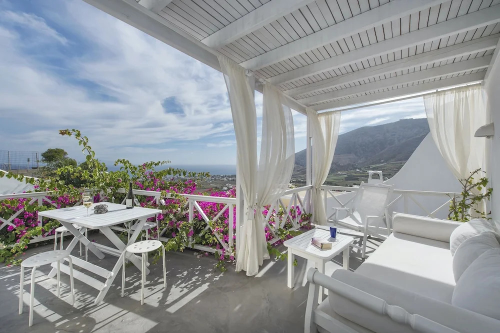 Pyrgos 3-Bed Villa Sleeps 8 with Pool and AirCon