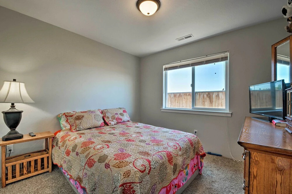 Cozy Home w/ Yard ~ 3 Mi to Downtown Medford!