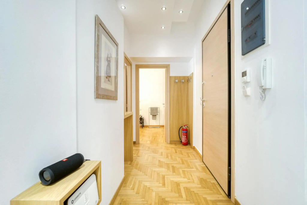Stylish, Sunny New 2 Bedroom, Prime Central Athens
