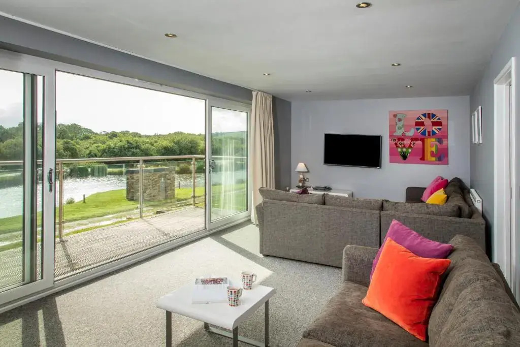 PointBreak Sleeps 12 with hot tub-Great celebration house-Dog friendly