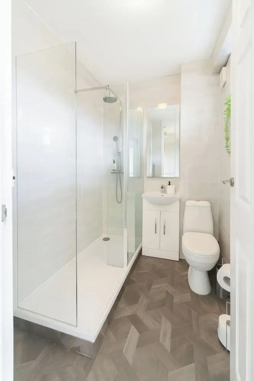 2 Bed Apartment - Sleeps 4 - Parking - Wifi
