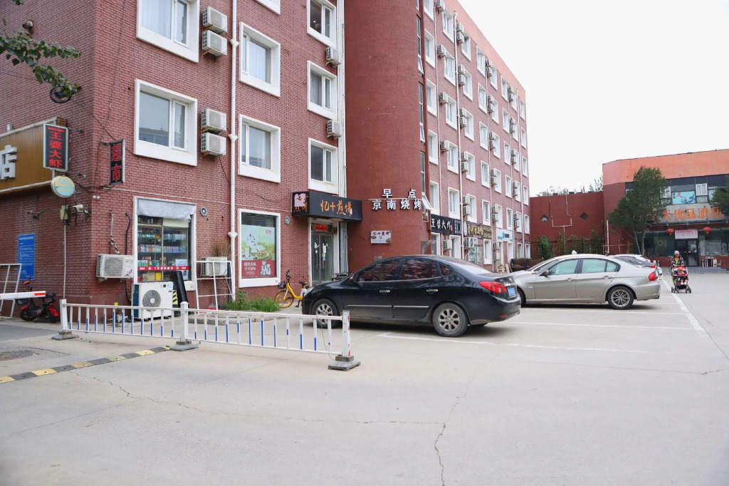 7 Days Premium (Beijing Dabaotai Luhua Road)