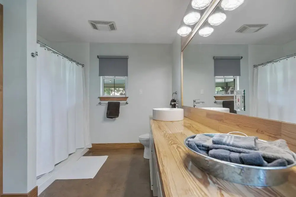 New! Gorgeous Home W/grill&views!