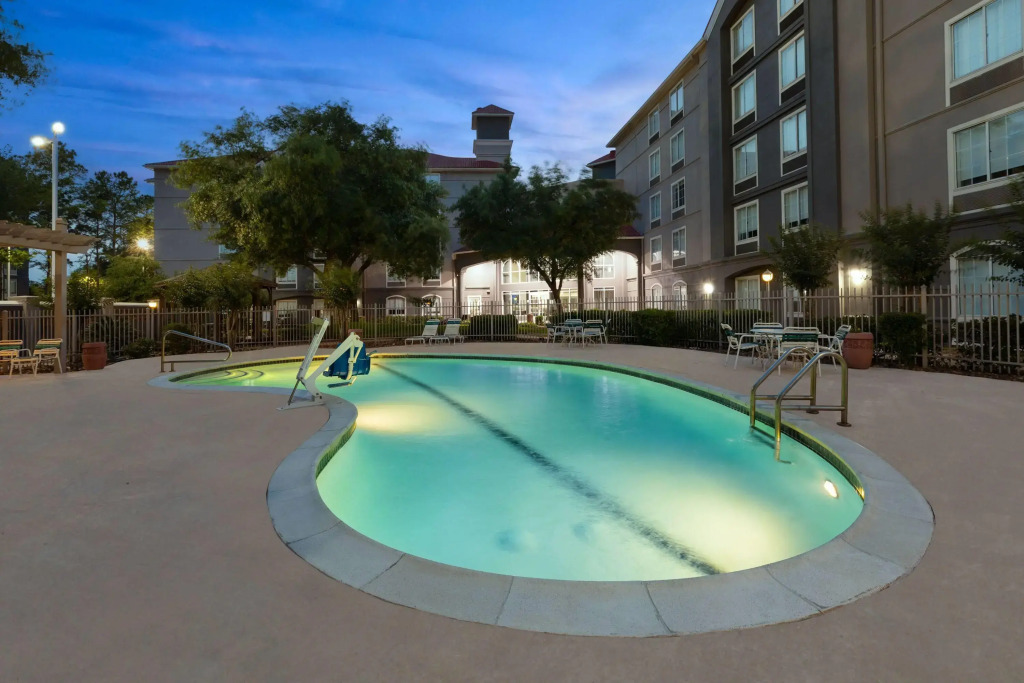 La Quinta Inn & Suites by Wyndham Houston Bush IAH South