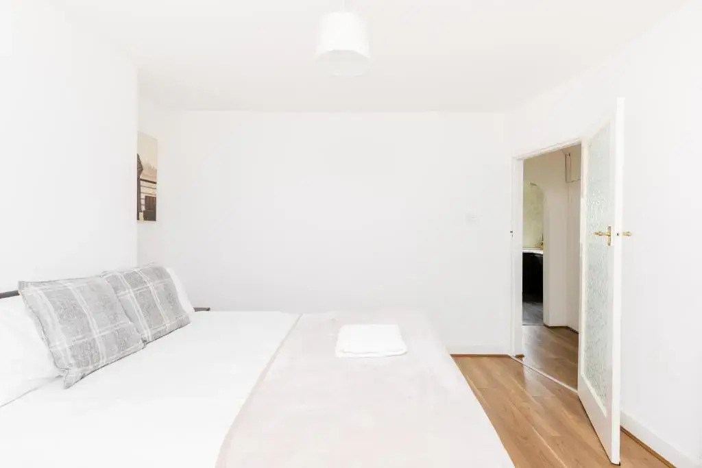 Quality Contractor House in Lulworth Solihull 4 Bedrooms Separate Beds with Parking and Wifi also good for families