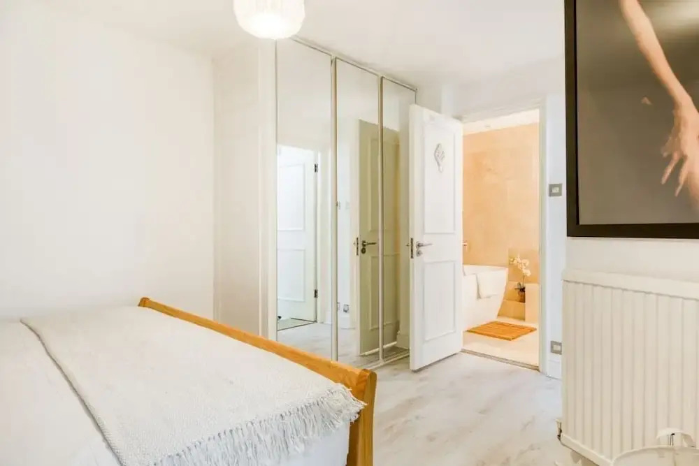 2bed w/ Covered Patio, 5 Mins to Paddington Stn