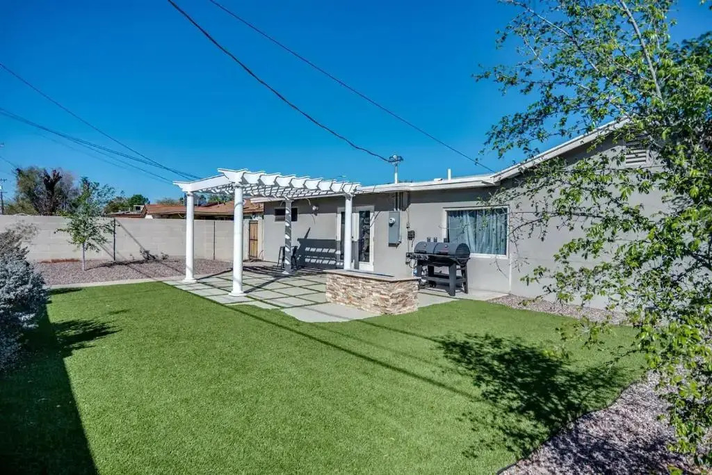 LOCATION LOCATION- 5 Bedroom SMART HOME - Firepit/Garage