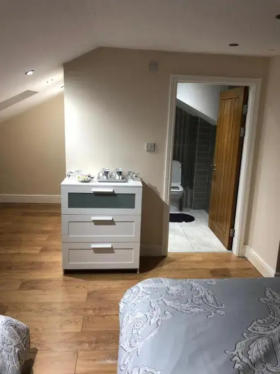 BIG ROOM rusholme WITH TV AND PRIVATE BATHROOM-parking&wifi