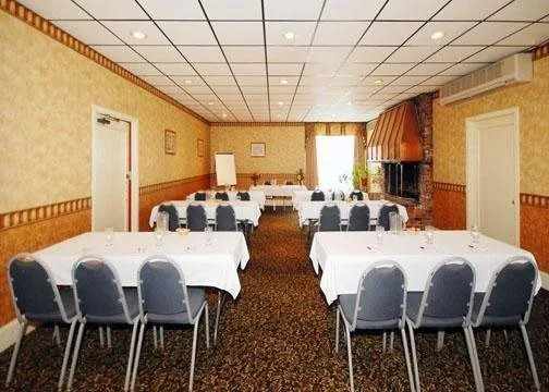 Econo Lodge Inn & Suites