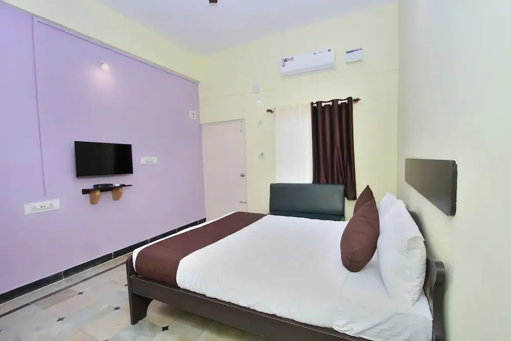 OYO 9060 Sri Sai Guest Inn