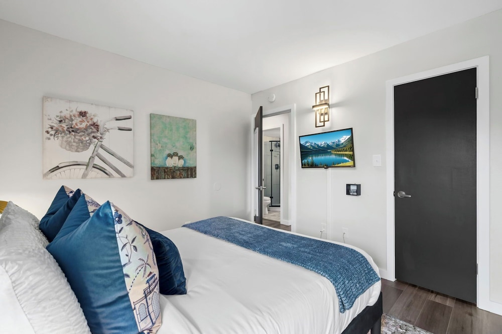 Old Town Condo Near CSU Pool, Sauna, Gym & Bikes