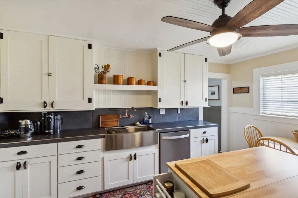 Charming Downtown Mccloud Retreat 2 Bedroom Home by RedAwning