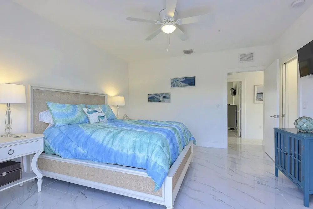 Tri-level Pompano Beach Townhouse by RedAwning