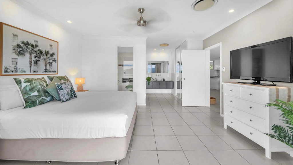 Lagoon Beachfront Lodge 206 on Hamilton Island by HamoRent