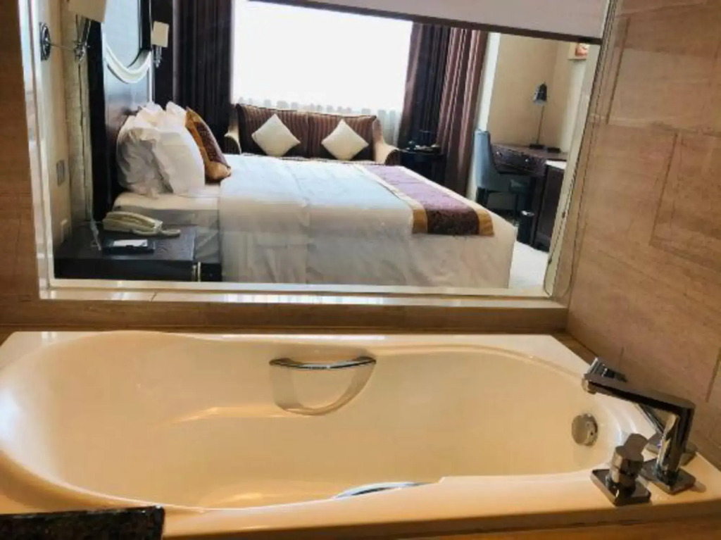 Hejiang Peninsula Hotel