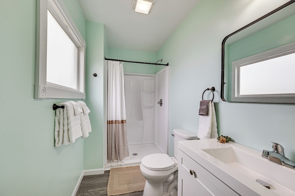 Hike, Bike & Explore: Cozy Horse Cave Getaway!