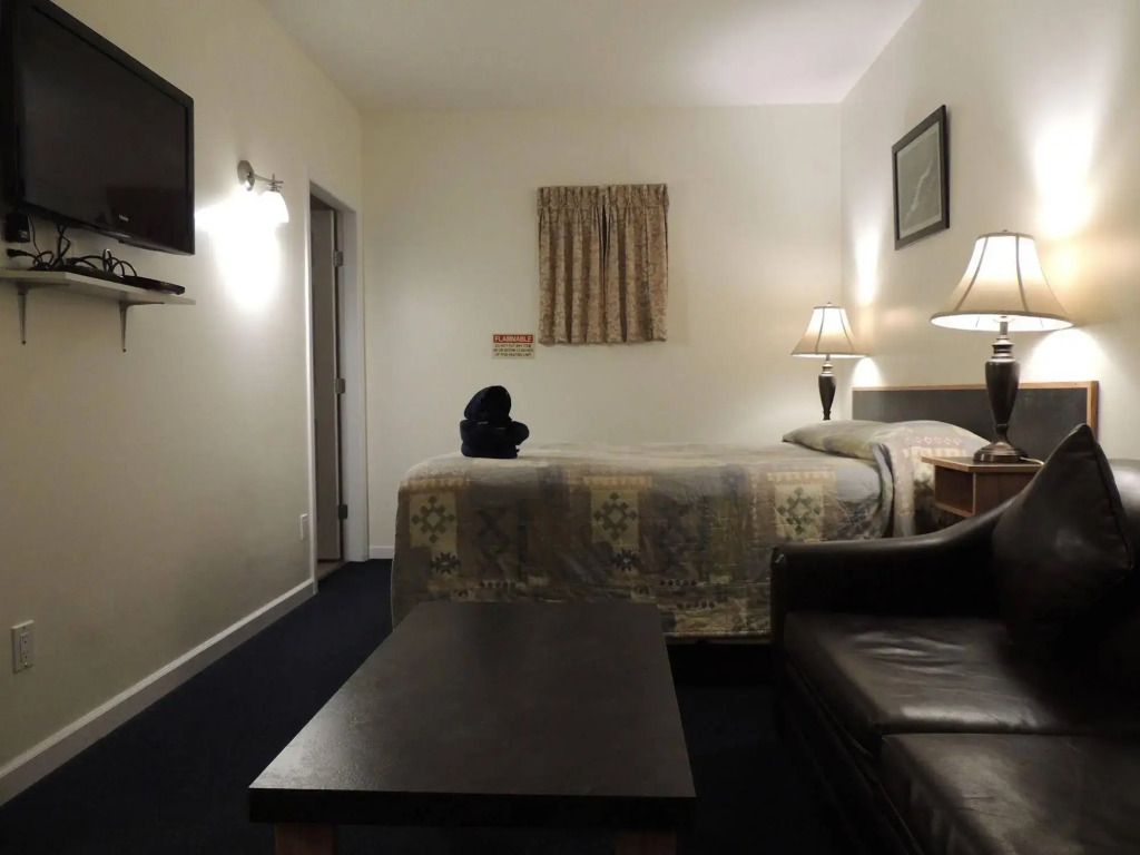 100 Mile Motel & RV Park