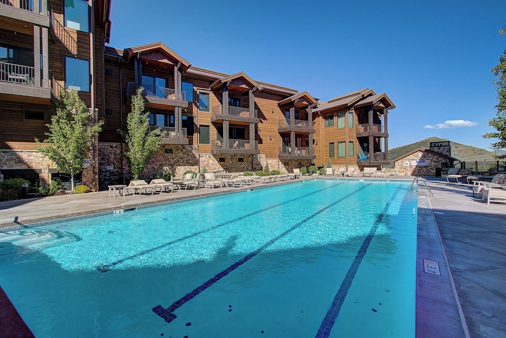 Juniper Landing 3 Bedroom by Avantstay Condo in Park City Mountain Resort w/ Pool, Hot Tub & Gym
