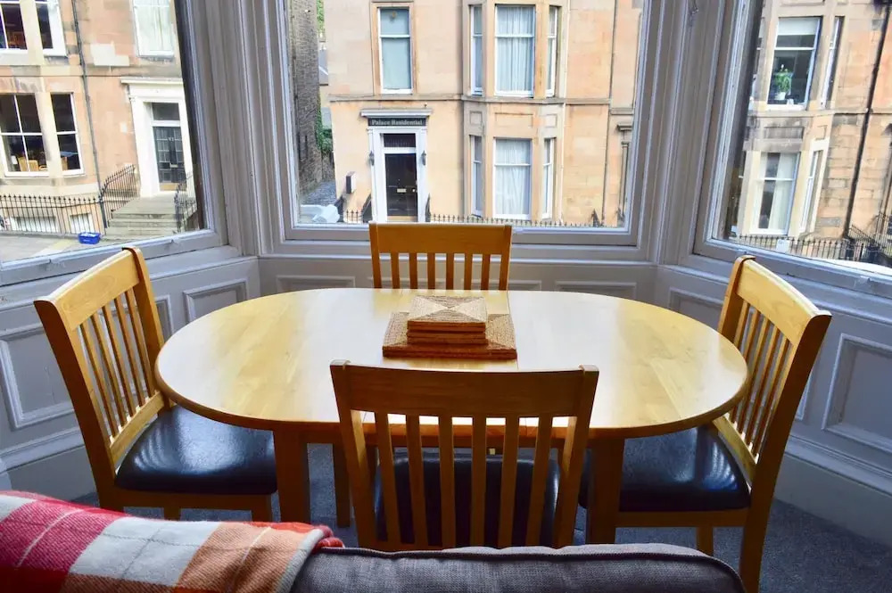 Spacious 3 Bedroom West End Flat