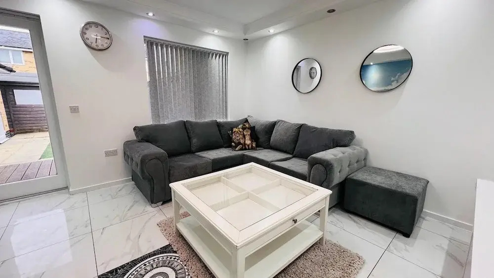 Northolt - House - Sleeps 6 - Parking - Garden