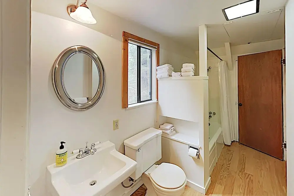W/ Hot Tub, Boat Launch & Beach Access 3 Bedroom Home