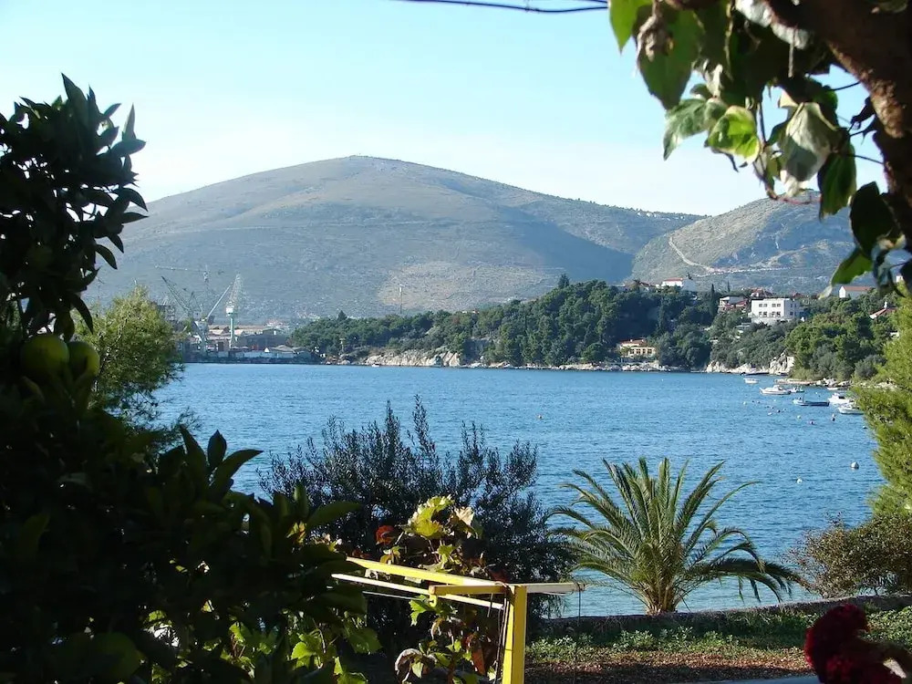 Laura - 20m From the sea - A4