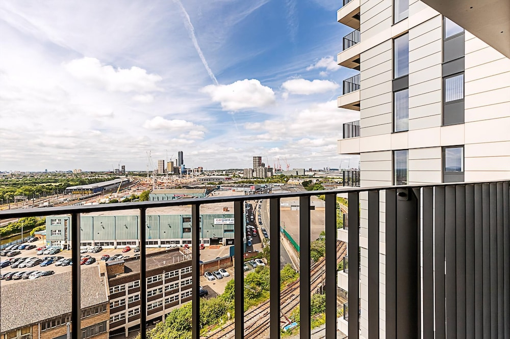 Sky-High Studio with Stunning Views